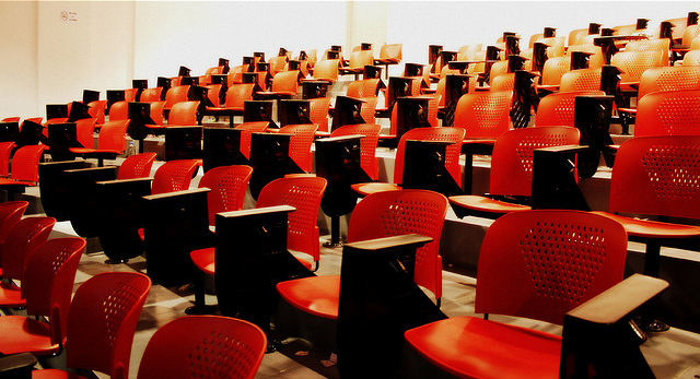 “Perspective: Lecture hall” Photo by Taqi®™［CC BY 2.0］